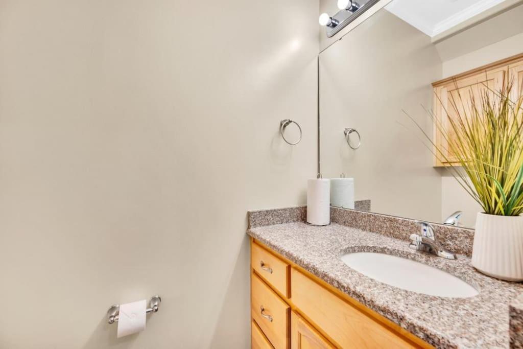 Cozy 2B Townhouse King Bed Free Parking Tv In Brs Concord Exterior foto